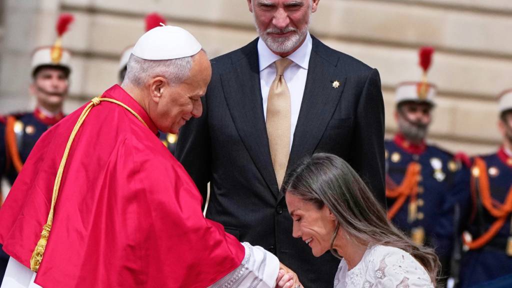 dpatopbilder - Papst Leo XIV. (l) wird vom spanischen König Felipe VI. und Königin Letizia im Königspalast empfangen. Foto: Alessandra Tarantino/AP/dpa