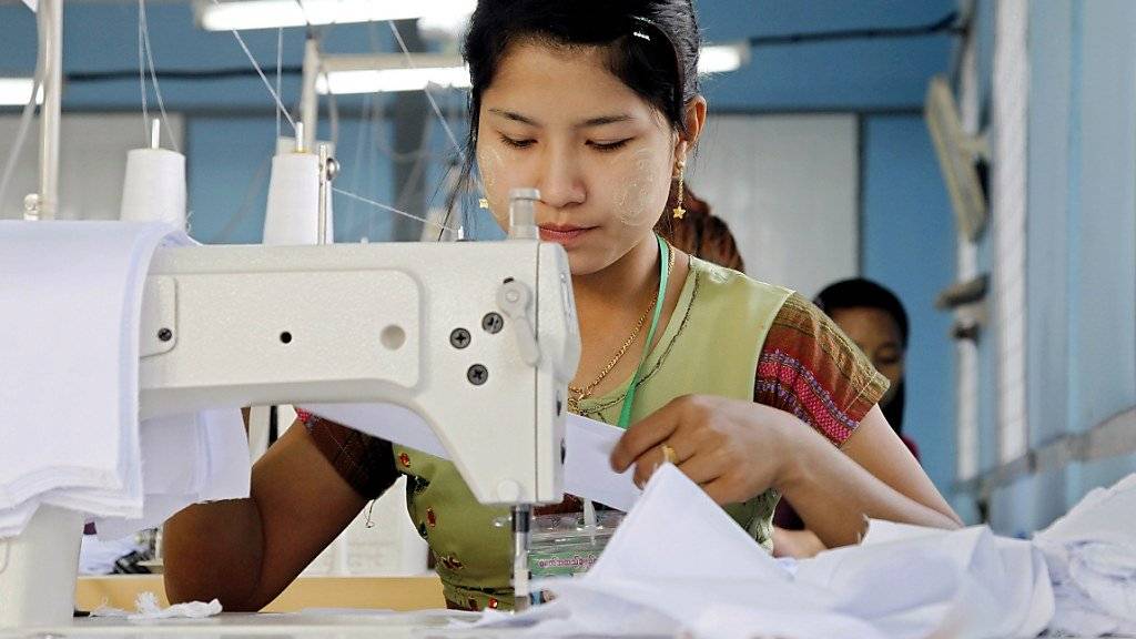 Die Arbeiter in der Textilindustrie in Myanmar fordern höhere Mindestlöhne: Pro Tag erhalten sie derzeit rund 2.60 Franken.