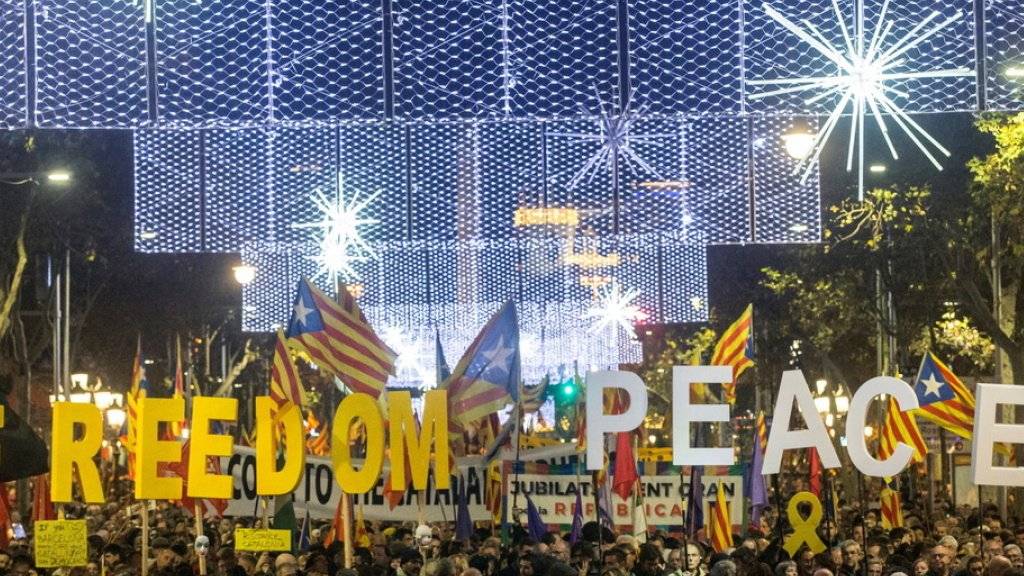 Inmitten der protestierenden Menge am Freitagabend in Barcelona wurden mit riesigen Buchstaben die Worte «Freiheit» und «Frieden» gebildet.