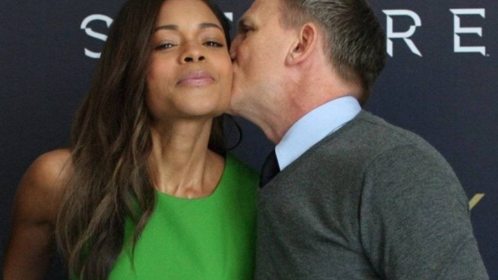 Wird in Indien nicht gern gesehen: «James Bond» Daniel Craig küsst «Miss Moneypenny» Naomie Harris (Archiv).