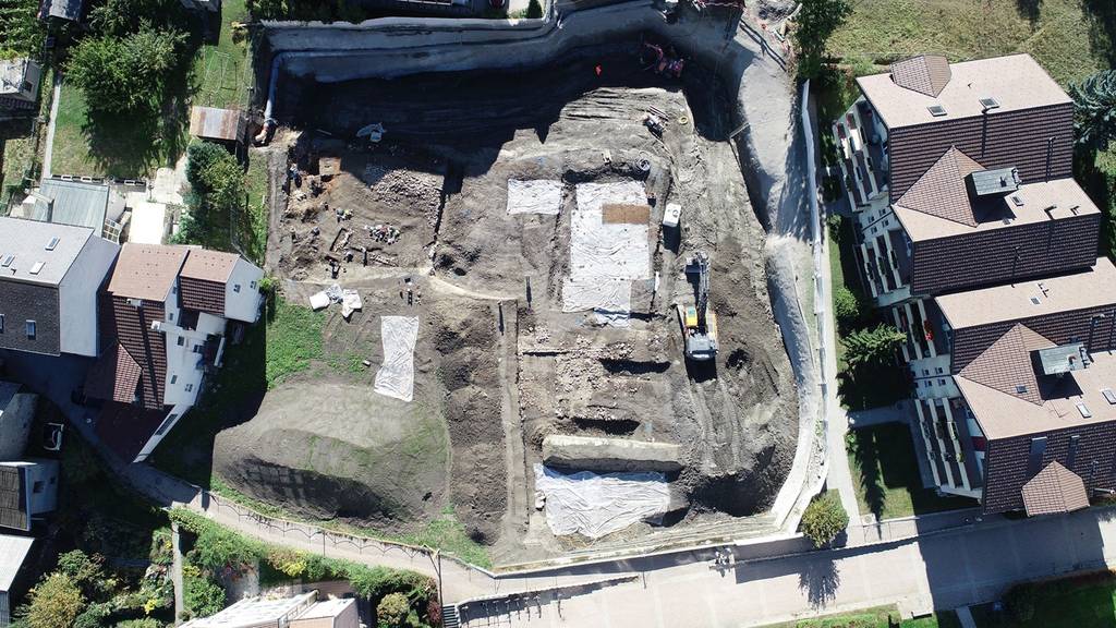 Übersicht über die archäologische Ausgrabung in Glis, die mehrere Gebäude aus der Römerzeit freigelegt hat.