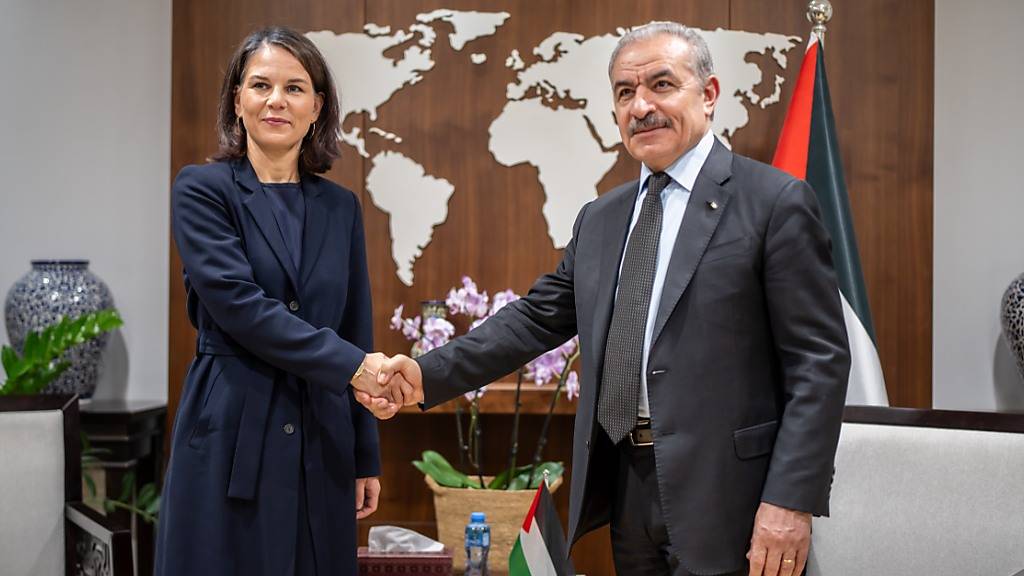 Außenministerin Annalena Baerbock spricht in Ramallah mit Mohammed Schtaje, dem Ministerpräsident der Palästinensischen Autonomiebehörde. Foto: Michael Kappeler/dpa