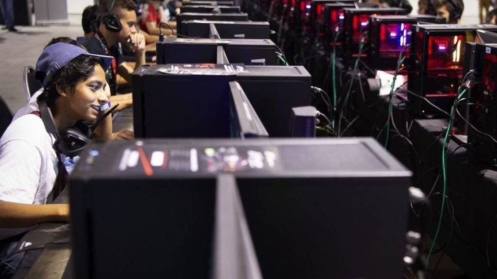 Zahlreiche Gamer profitierten an der Zurich Game Show Spielmesse von der Gelegenheit, sich an Computerspielen zu messen.