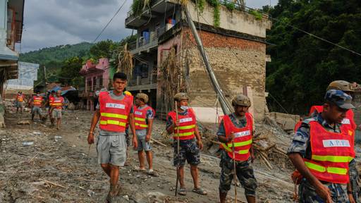 Erschwerte Suche nach Flutopfern in Nepal und China