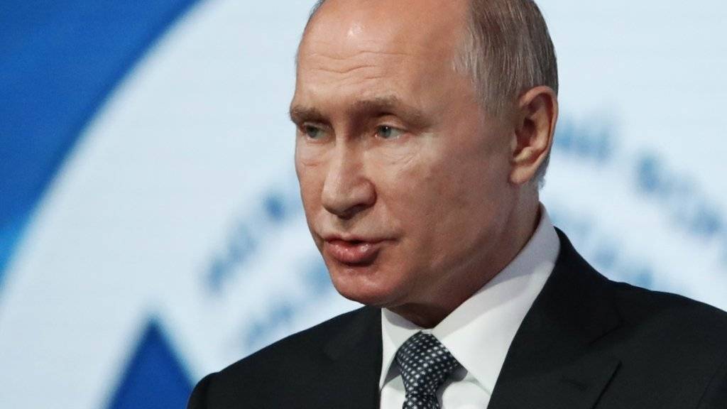 Russland setzt den INF-Abrüstungsvertrag zum Verzicht auf landgestützte atomare Mittelstreckenwaffen mit den USA aus. Staatschef Putin hatte im Februar angekündigt, dass Russland dies tun werde als Reaktion auf die Aufkündigung des Abkommens durch die USA.