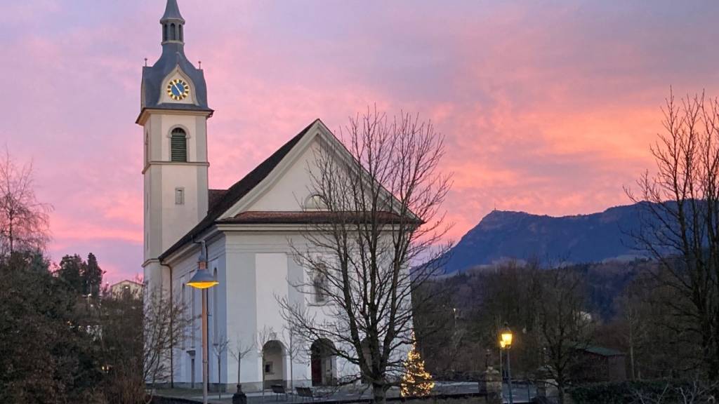 Die Glocken der katholischen Kirche von Adligenswil läuten in der Nacht weiterhin. (Archivaufnahme)