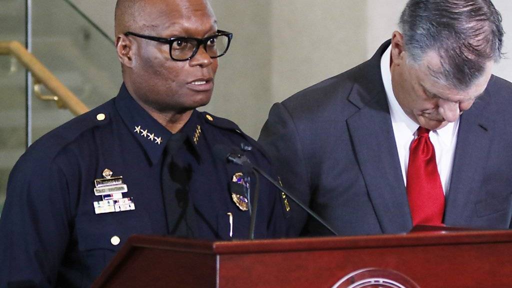 Dallas' Polizeichef David Brown (links) und Bürgermeister Mike Rawlings: Der Schütze von Dallas handelte nach Einschätzung der Behörden alleine. Allfällige Verbindungen zu militanten Organisationen werden untersucht.