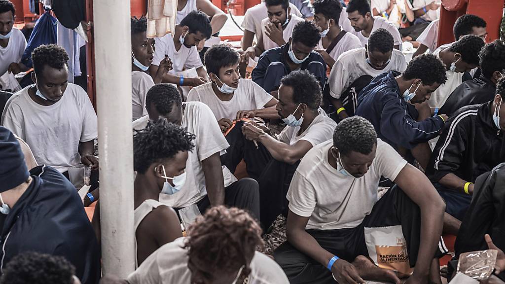 HANDOUT - Lebensmittel werden an Bord des Rettungsschiffs «Ocean Viking» an die Migranten verteilt. Foto: Flavio Gasperini/SOS Mediterranee/AP/dpa - ACHTUNG: Nur zur redaktionellen Verwendung im Zusammenhang mit der aktuellen Berichterstattung und nur mit vollständiger Nennung des vorstehenden Credits