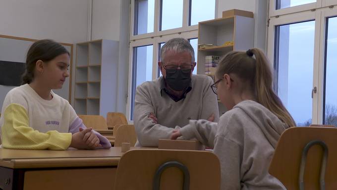 Austausch zwischen Generationen: Rentner helfen beim Lernen