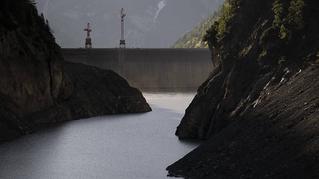 Blick auf den Gigerwald-Stausee mit den beiden Kranen, die bereits 2022 für die Arbeiten aufgebaut wurden. (Archivbild)