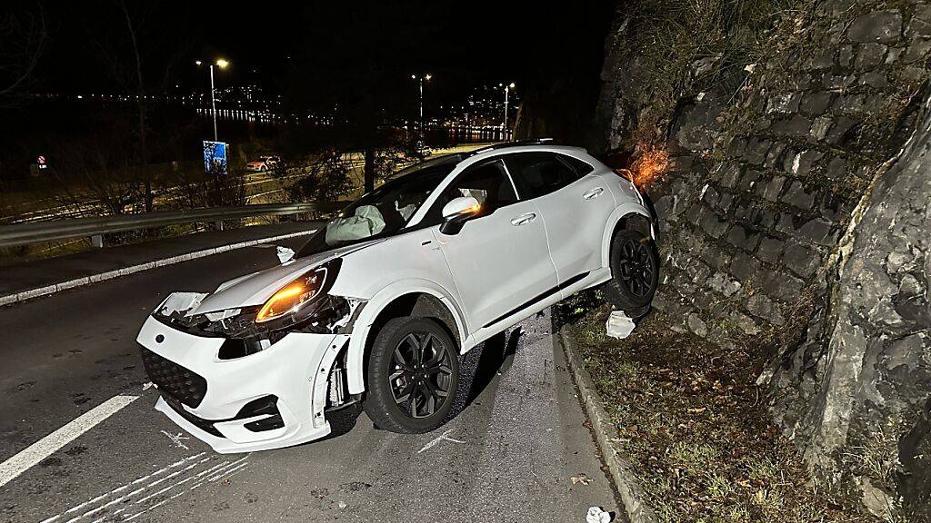 Ein 23-jähriger Autolenker verunfallte am Donnerstagabend in Brunnen SZ.