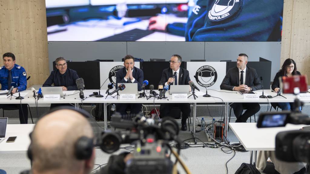 Die Freiburger Behörden haben am Mittwochnachmittag über den tödlichen Brand in einem Postauto vom Dienstagabend in Kerzers FR informiert.