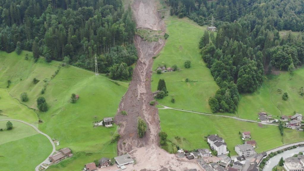Erst ein Drittel des rutschenden Materials ist unten. Wegen der regenreichen Tage besteht über das Wochenende ein erhöhtes Risiko für weitere Murgänge in Schwanden.