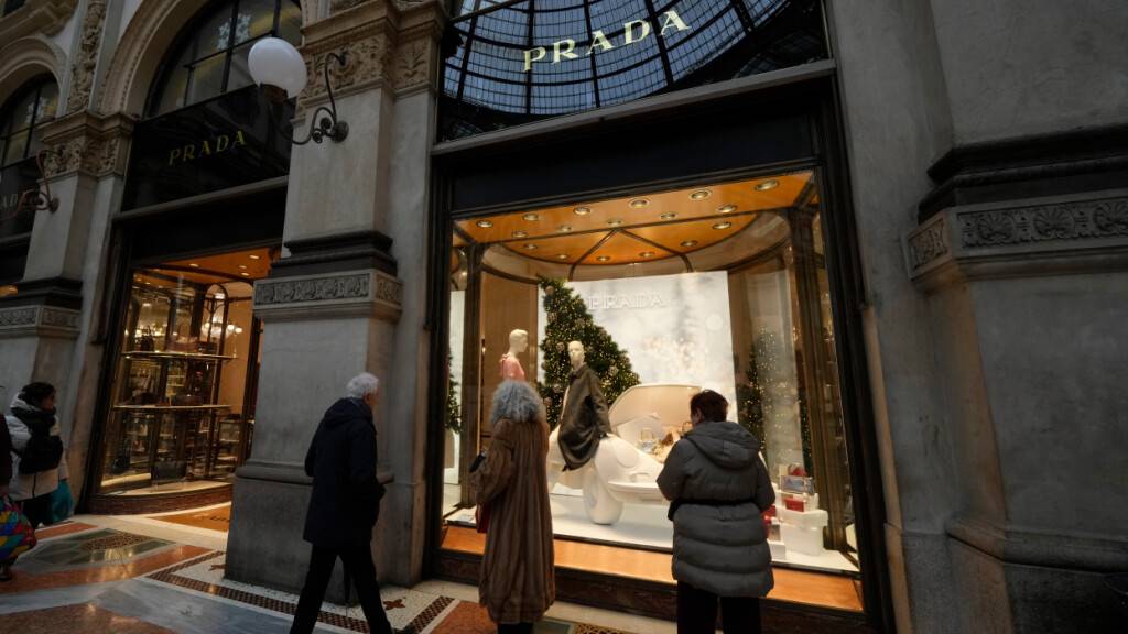 Die Übernahme des Modehauses Versace durch den Prada-Konzern ist unter Dach und Fach.