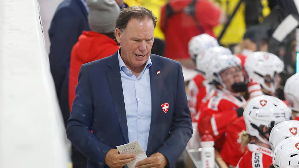Colin Muller, Schweizer Nationaltrainer der Frauen, wartet auch nach dem zweiten Spiel an der WM der Frauen in Ceske Budejovice auf das erste Goal seines Teams