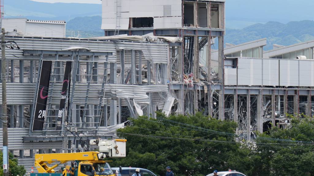 Die AEON Mall, die durch eine Explosion nach einem Erdbeben zerstört wurde, ist in Kashima in der Präfektur Kumamoto im Süden Japans zu sehen. Foto: Hiro Komae/AP/dpa