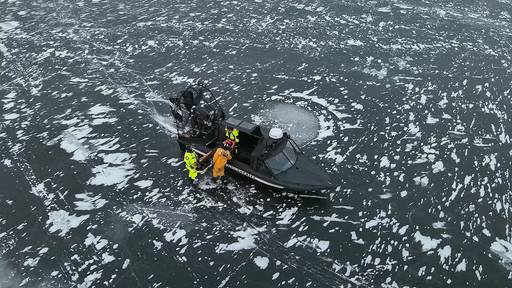Eisrettung mit Hightech-Boot: Mann bricht in zugefrorenen See ein