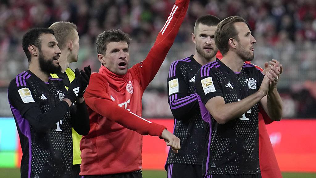 Doppeltorschütze Thomas Müller feiert den Kantersieg bei Union Berlin