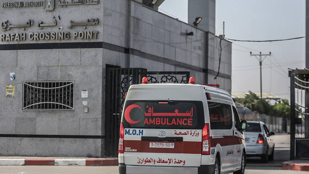 dpatopbilder - Ein Krankenwagen steht in Rafah vor dem Grenzübergang zwischen Gaza und Ägypten. Foto: Mohammed Talatene/dpa
