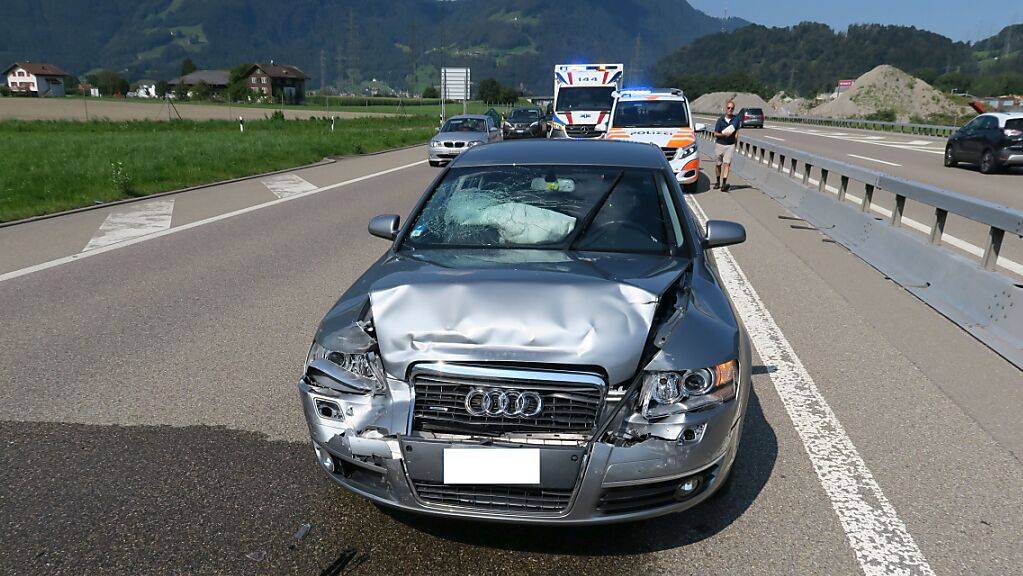 Vier Verletzte und Sachschaden an drei Autos ist die Bilanz eines Auffahrunfalls am Samstag auf der A3 bei Mollis im Kanton Glarus.