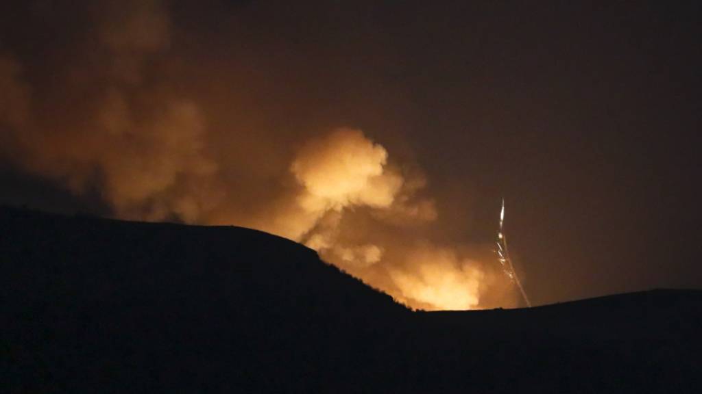 Explosionen sind hinter einem Bergkamm während eines militärischen Konflikts zu sehen. Die Kämpfe im Konflikt um die Südkaukasusregion Berg-Karabach gehen weiter. Foto: Uncredited/AP/dpa
