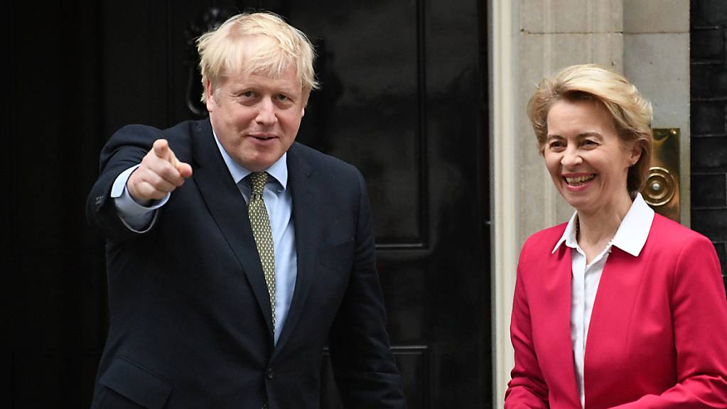 ARCHIV - Großbritanniens Premierminister Boris Johnson und Ursula von der Leyen, die Präsidentin der Europäischen Kommission, treffen sich vor der Downing Street 10. Foto: Stefan Rousseau/PA Wire/dpa