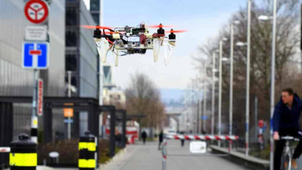 Die Drohne fliegt dank einem neuen Algorithmus selbständig und sicher durch die Strassen einer Stadt und sogar innerhalb von Gebäuden.