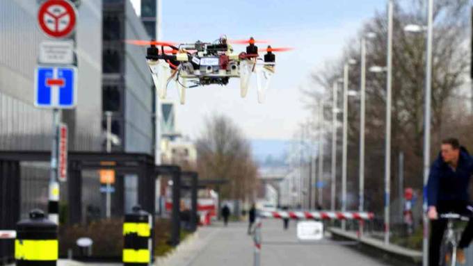 Drohnen fliegen selbstständig durch die Stadt