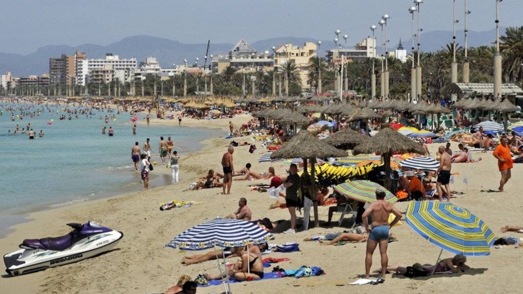 Touristen an den Stränden auf Mallorca, Menorca, Ibiza und Formentera werden ab Ende 2016 eine Tourismustaxe bezahlen müssen. (Archiv)
