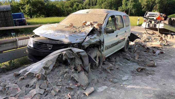 Anhänger verschüttet Auto