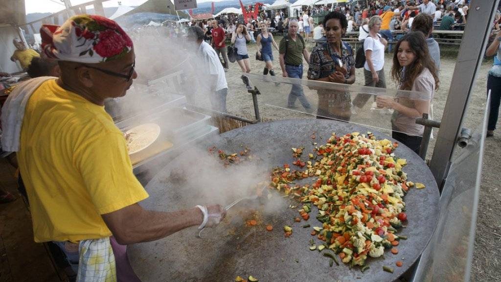 Kulinarische Gaumenfreuden aus aller Welt sind seit jeher ein Kennzeichen des Paléo Festivals in Nyon. Nun will das Open Air auch etwas gegen Lebensmittelabfälle unternehmen. (Archivbild)