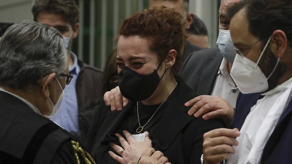 Rosa Maria Esilio (r), Witwe des italienischen Carabinieri-Polizisten Mario Cerciello Rega, reagiert während des Prozesses in Rom. Foto: Gregorio Borgia/AP/dpa