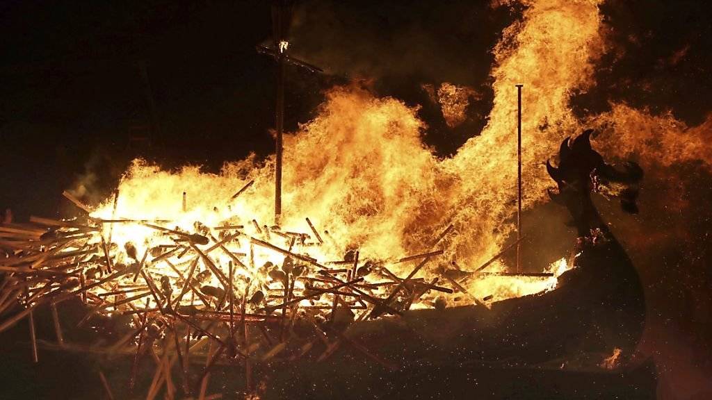 Das nachgebaute Wikingerschiff in Flammen.