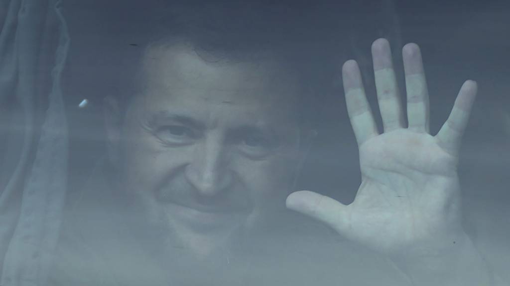 Der ukrainische Präsident Wolodymyr Selenskyj winkt, als der den Nato-Gipfel in Vilnius verlässt. Foto: Pavel Golovkin/AP/dpa