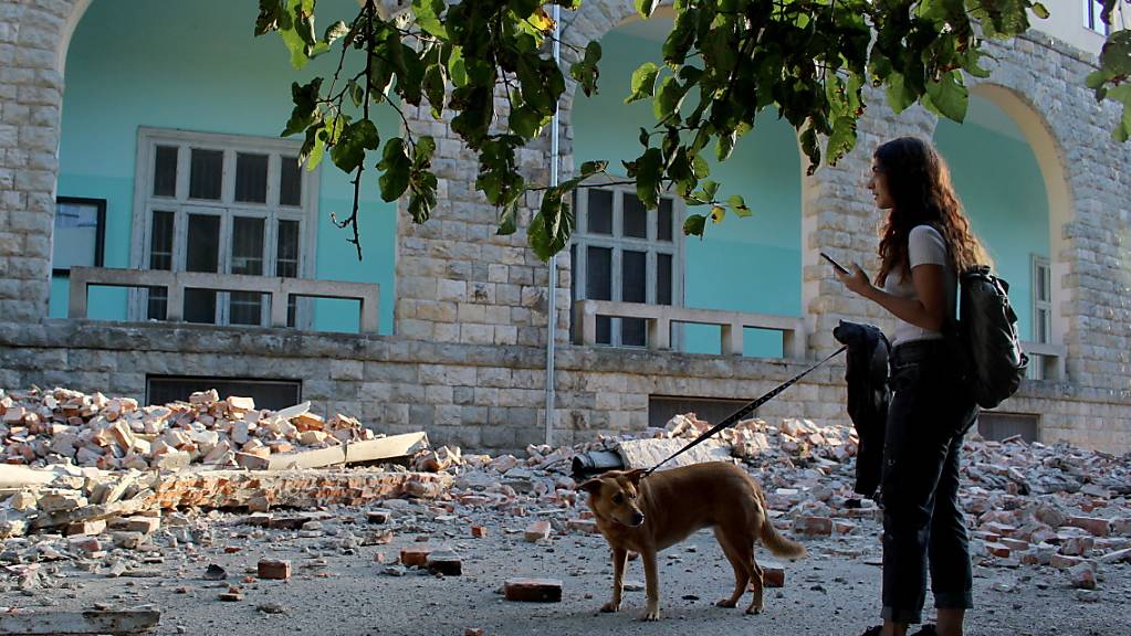 Albanien war am Samstag von heftigen Erdstössen betroffen. An zahlreichen Gebäuden kam es zu grösseren Schäden, über Hundert Menschen wurden verletzt.