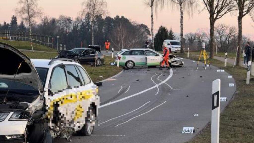 Weil er in der Kurve über die Sicherheitslinie geraten war, verursachte ein 30-Jähriger mit seinem Auto einen Zusammenstoss mit dem entgegenkommenden Fahrzeug eines 21-Jährigen. Beide Männer mussten ins Spital gebracht werden.