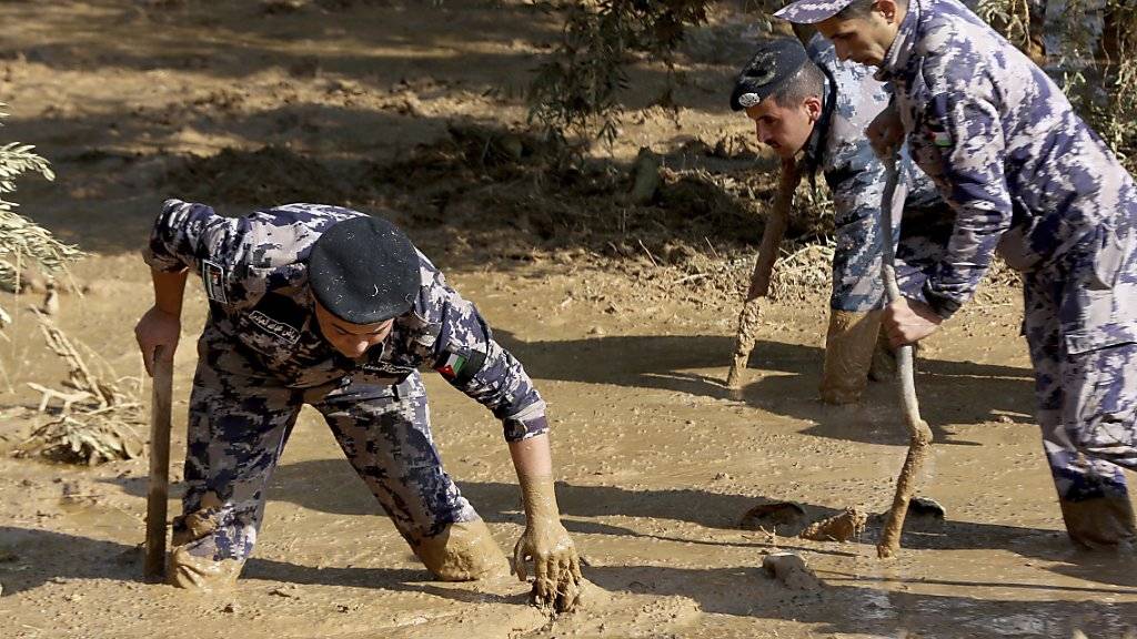Jordanische Rettungskräfte auf der Suche nach Lebenszeichen südlich der Hauptstadt Amman.