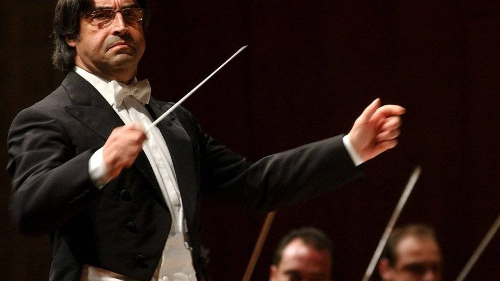 Alexander Pereira, der frühere Direktor des Zürcher Opernhauses, versucht Stardirigent Riccardo Muti (l) zurück an die Mailänder Scala zu holen (Archiv)
