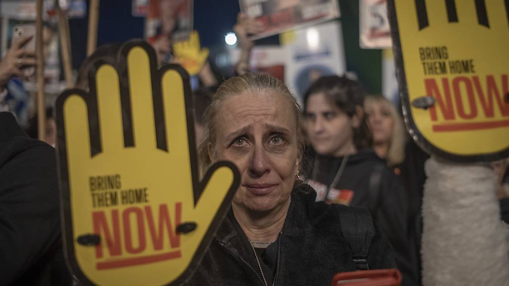 ARCHIV - Israelis fordern Anfang April die Freilassung der von der Hamas in Gaza festgehaltenen Geiseln. Die islamistische Hamas hat nun ein weiteres Geisel-Video veröffentlicht. Foto: Ilia Yefimovich/dpa