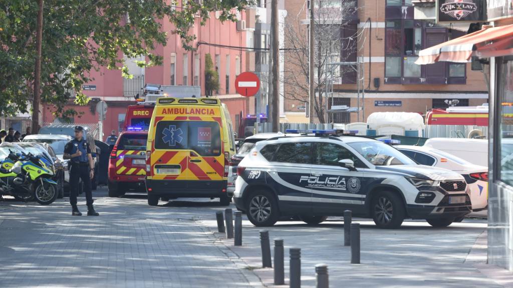 dpatopbilder - Einsatzkräfte arbeiten in der Bar, in der sich eine Explosion ereignete. Nach der Explosion in einer Madrider Bar meldet der Zivilschutz mindestens 21 Verletzte. Auch eine Wohnung über der Bar wurde beschädigt. Foto: Gustavo Valiente/EUROPA PRESS/dpa