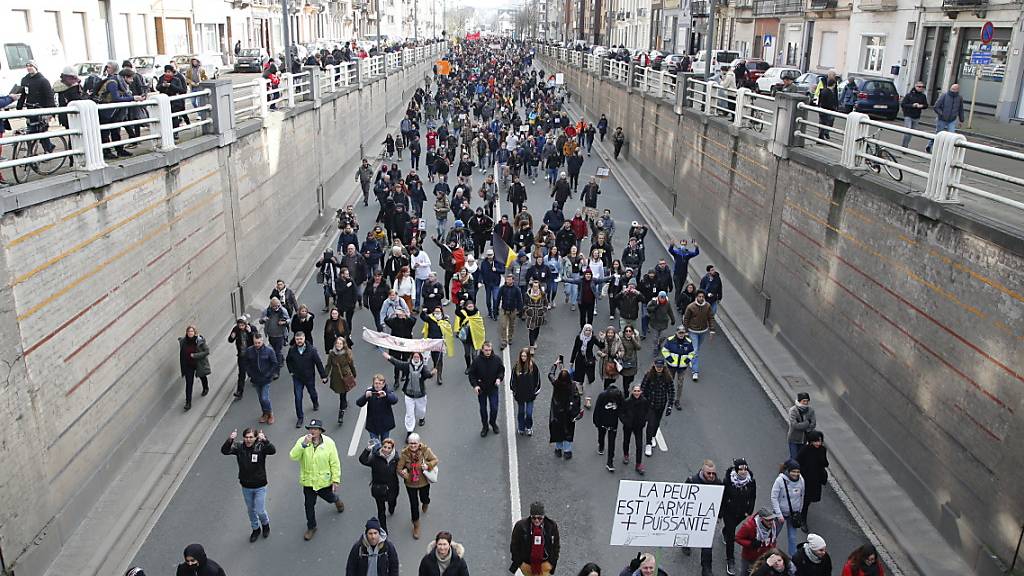 Menschen nehmen an der Demonstration «Belgien vereint für die Freiheit» teil, um gegen die Corona-Maßnahmen zu protestieren. Nach den Ausschreitungen der vergangenen Woche ist eine Demonstration in Brüssel an diesem Sonntag nach Mitteilung der Nachrichtenagentur Belga weitgehend ruhig verlaufen. Foto: Nicolas Maeterlinck/BELGA/dpa