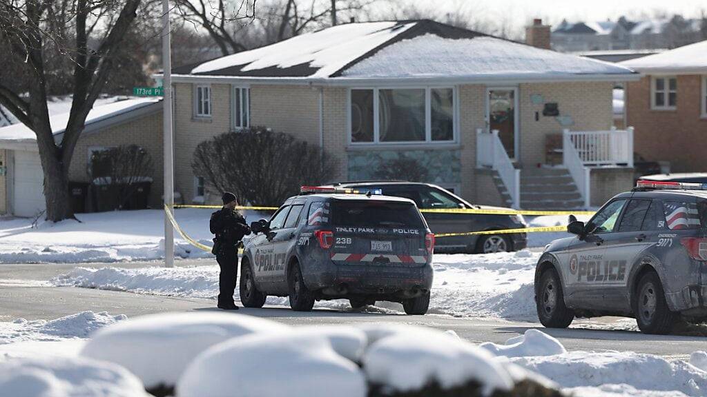 Einsatzkräfte der Polizei arbeiten an einem Tatort. Die Polizei im US-Bundesstaat Illinois fahndet nach einem Verdächtigen, der für den Tod von bis zu acht Menschen verantwortlich sein könnte.