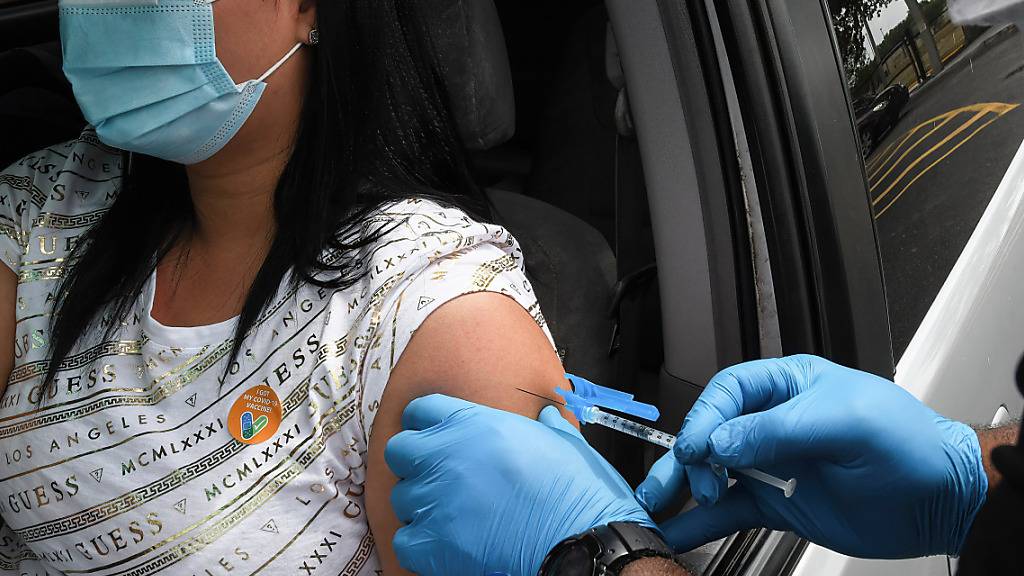 Eine Krankenschwester gibt in Orlando, Florida, eine Spritze mit dem Johnson  Johnson Corona-Impfstoff an einer Drive-Thru-Impfstelle. Foto: Paul Hennessy/SOPA Images via ZUMA Wire/dpa