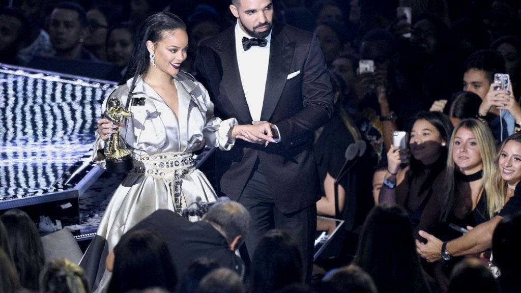 Bei den MTV Video Music Awards am Wochenende in New York sah es schon ganz danach aus - jetzt will ein Insider bestätigt haben: Popstar Rihanna und Rapper Drake sind ein Paar. (Archivbild)