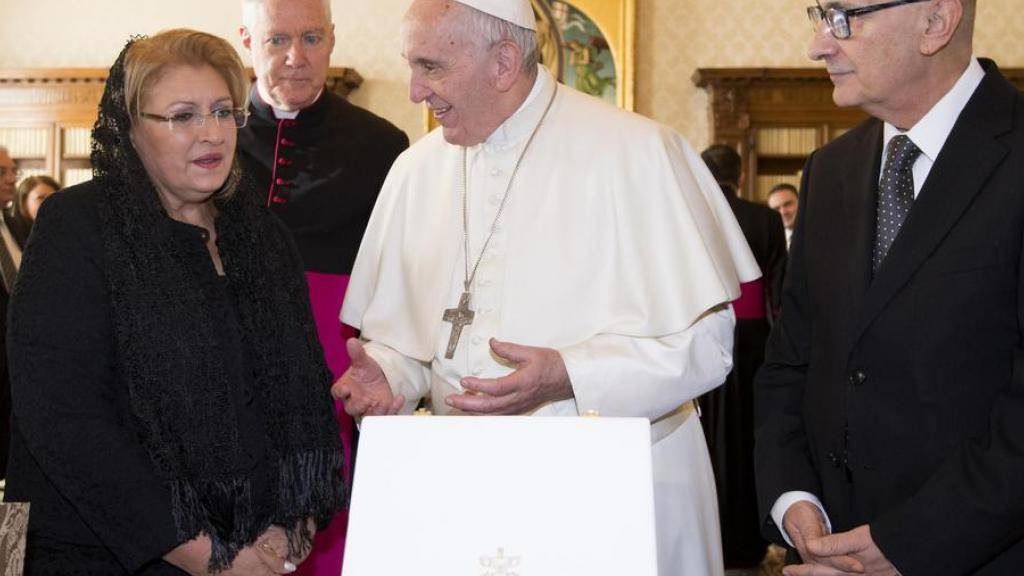 Jubilar Papst Franziskus bei seiner Audienz mit der Präsidentin von Malta, Marie Louise Coleiro Preca (l.), und deren Ehemann Edgar (r.) im Vatikan.