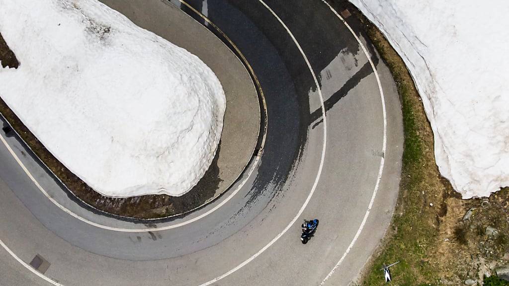 Die Grimsel ist wegen ihrer kurvenreichen Passstrasse ein beliebtes Ziel von Motorradfahrern. Auch am vergangenen Samstag fuhren viele über die Grimsel, über 150 davon zu schnell. Sie wurden gebüsst oder angezeigt. (Archivbild)