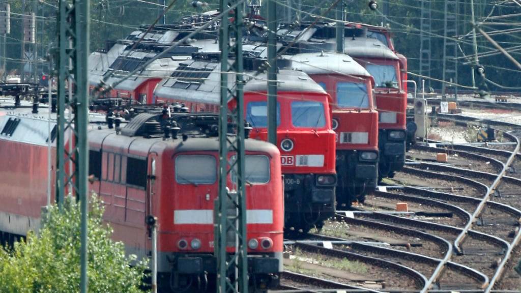 Stehen seit Dienstagabend still: Loks für Güterzüge der Deutschen Bahn. (Archivbild aus der Umgebung von Hamburg)