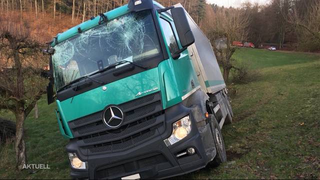 Wangenried: Lastwagen von Strasse geraten
