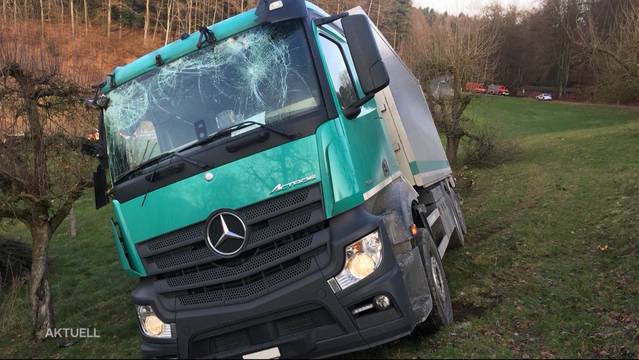Wangenried: Lastwagen von Strasse geraten