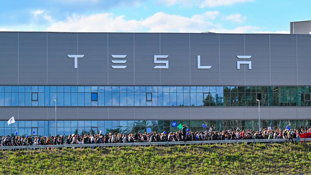 Tesla hält an Fabrikausbau in Deutschland fest